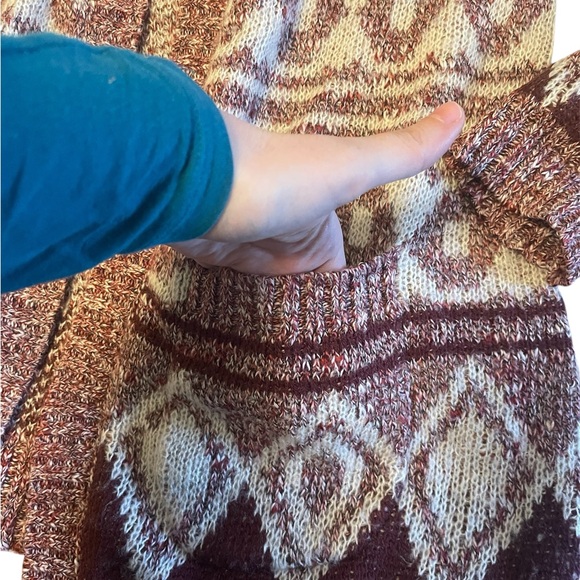 Pink Republic Red and white Aztec boho print sweater - Picture 4 of 6